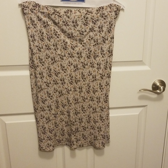 Top & skirt. - Picture 3 of 4